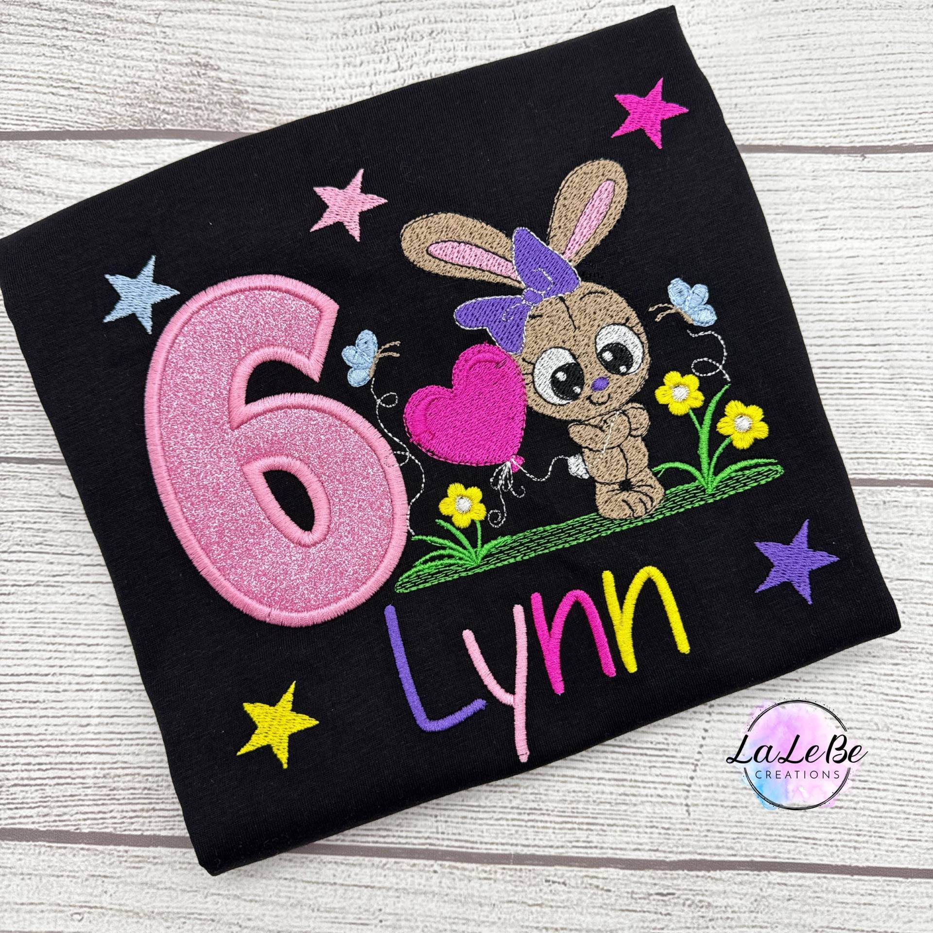 Hasen Geburtstagsshirt Für Mädchen, Personalisiert Mit Name Und Alter von LaLeBeCreations