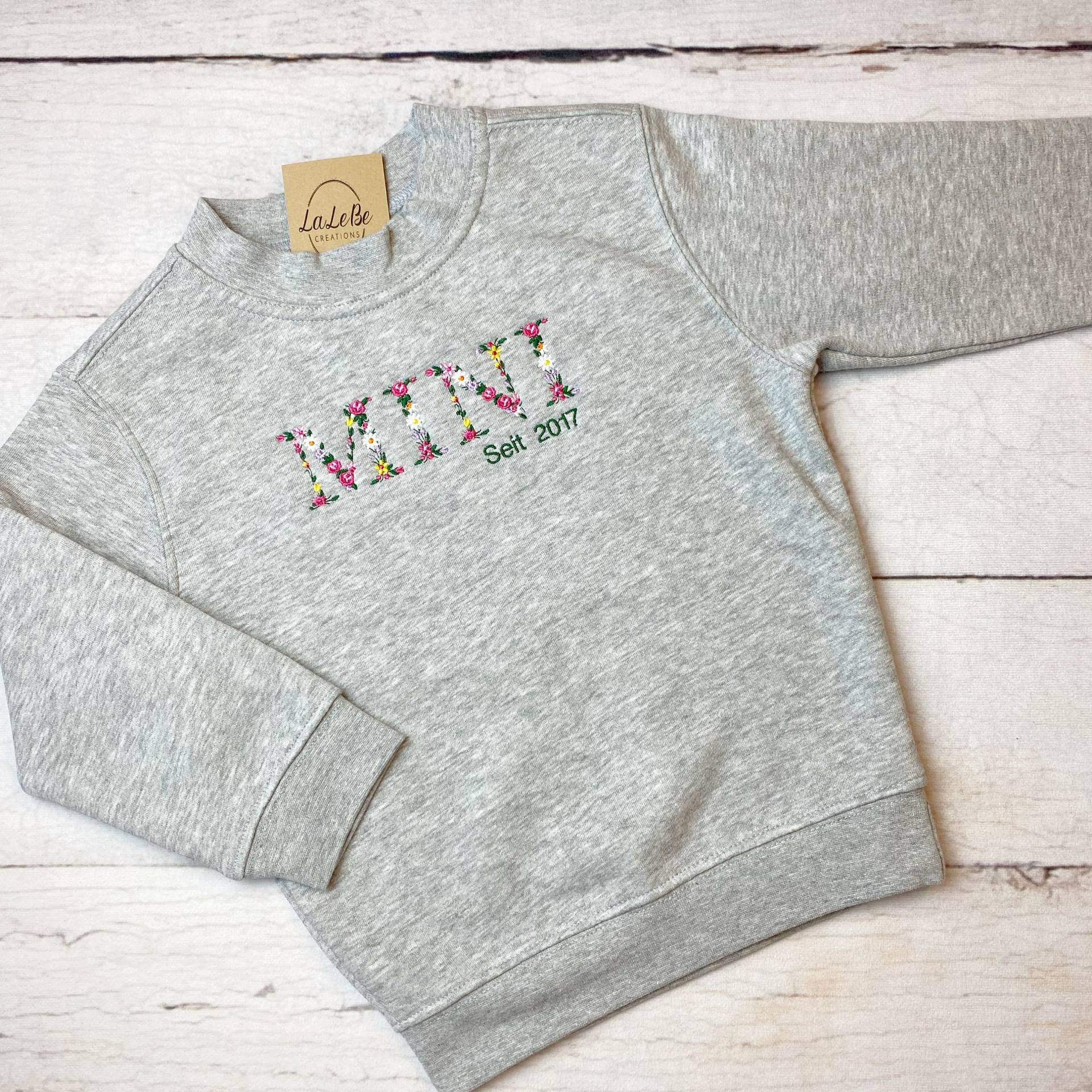 Mini Sweatshirt Mit Geburtsjahr Personalisierbar, Kapuzenpulli, Mama Mini Outfit von LaLeBeCreations