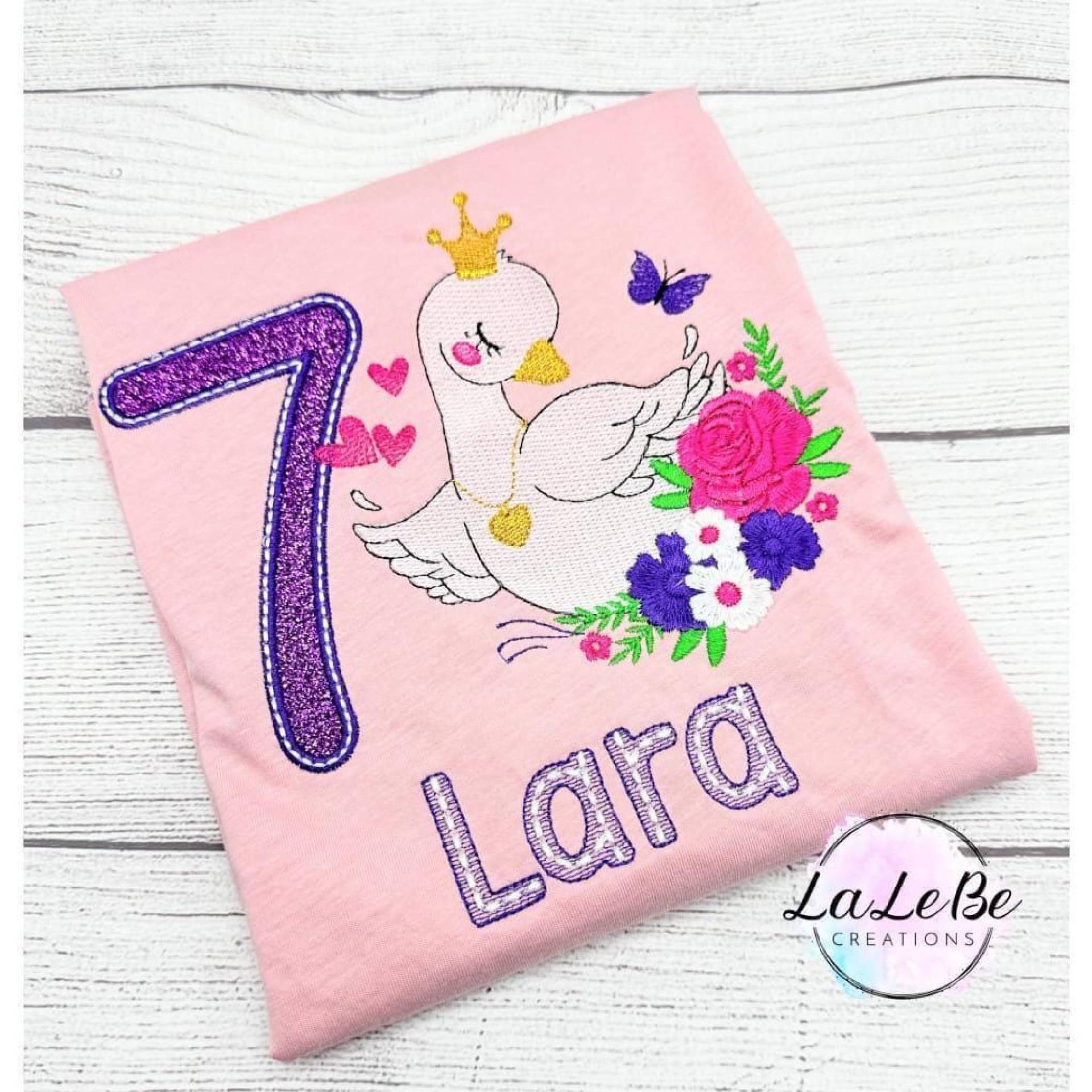 Personalisierbares Florales Schwanen-Geburtstags-T-Shirt Für Kinder von LaLeBeCreations
