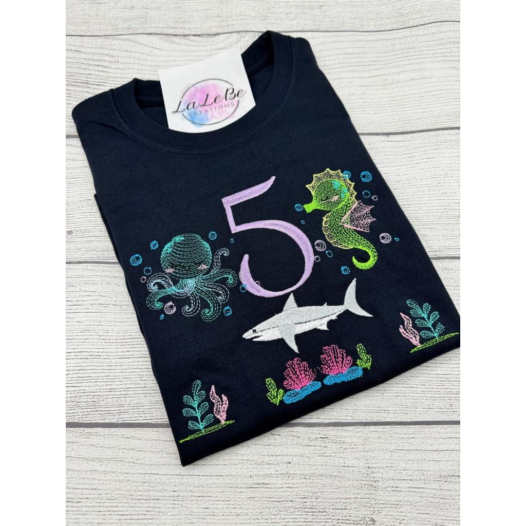 Personalisierbares Unterwasser Geburtstagsshirt Mit Hai, Seepferdchen, Oktopus von LaLeBeCreations