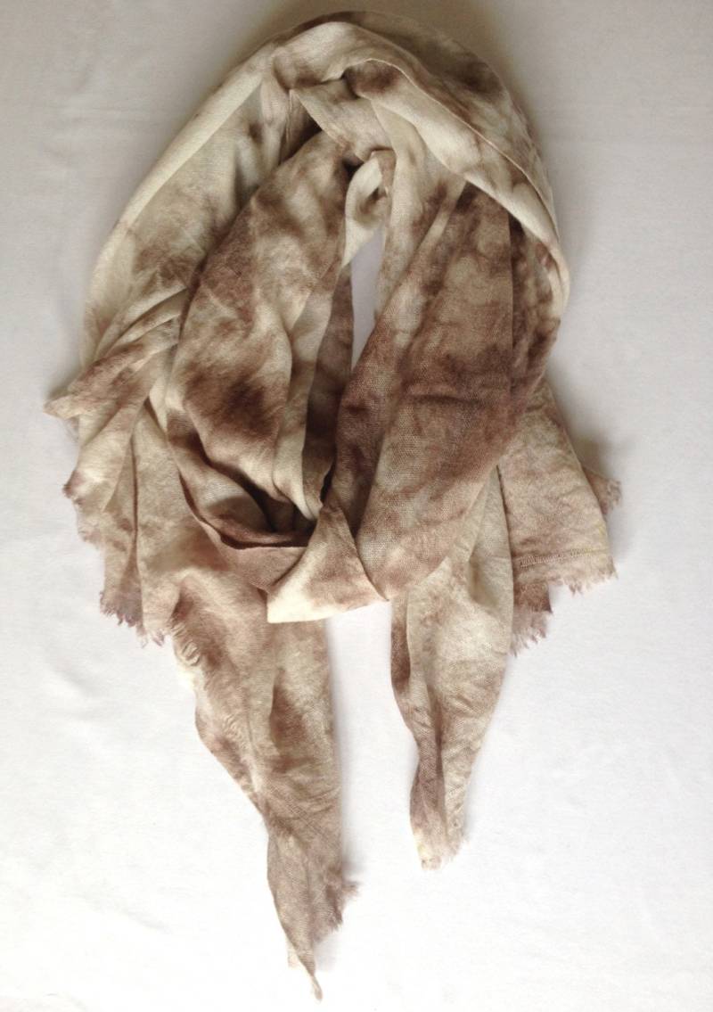 Leichter Neutraler Kaschmirschal in Marmoriertem Batikdruck Leichter Neutraler Kaschmirschal in Marmoriertem Batikdruck von LaLemni