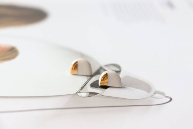 22Kt Vergoldete Porzellan-Ohrstecker Hypoallergenes Titan 22Kt Vergoldete Porzellan-Ohrstecker Hypoallergenes Titan von LaLigneCeramics