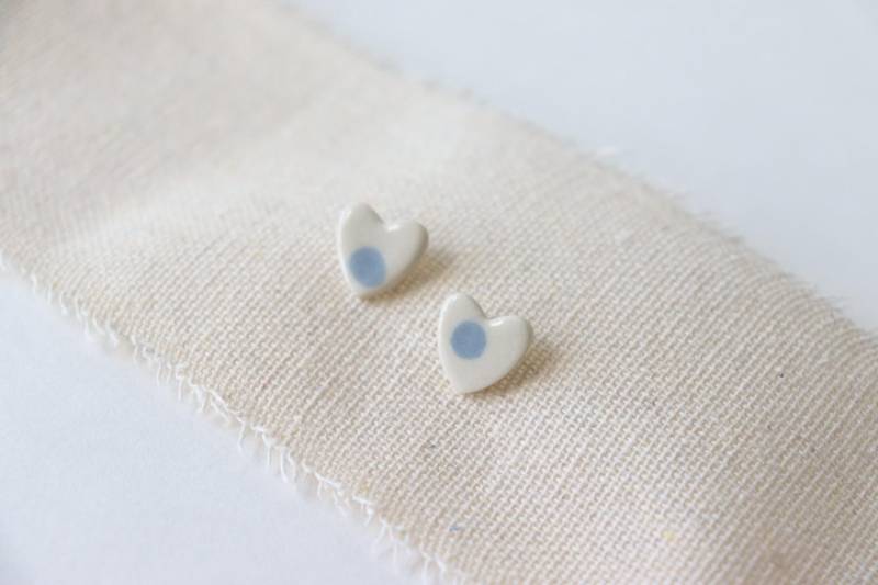 Zierliche Porzellan Herz Ohrstecker Blau Und Weiß Titan Schmuck von LaLigneCeramics