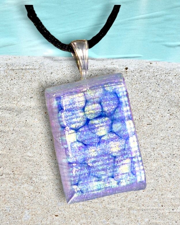Dichroic Glas-Anhänger "Pebble" Blau Lila Opal Facettiert." Dichroic Glas-Anhänger "Pebble" Blau Lila Opal Facettiert." von LaLunaArtGlass