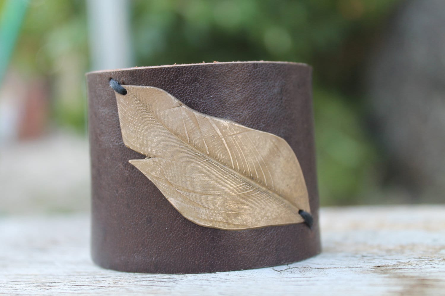 Lederarmreif Mit Bronze Feder Lederarmreif Mit Bronze Feder von LaLuzJewelry