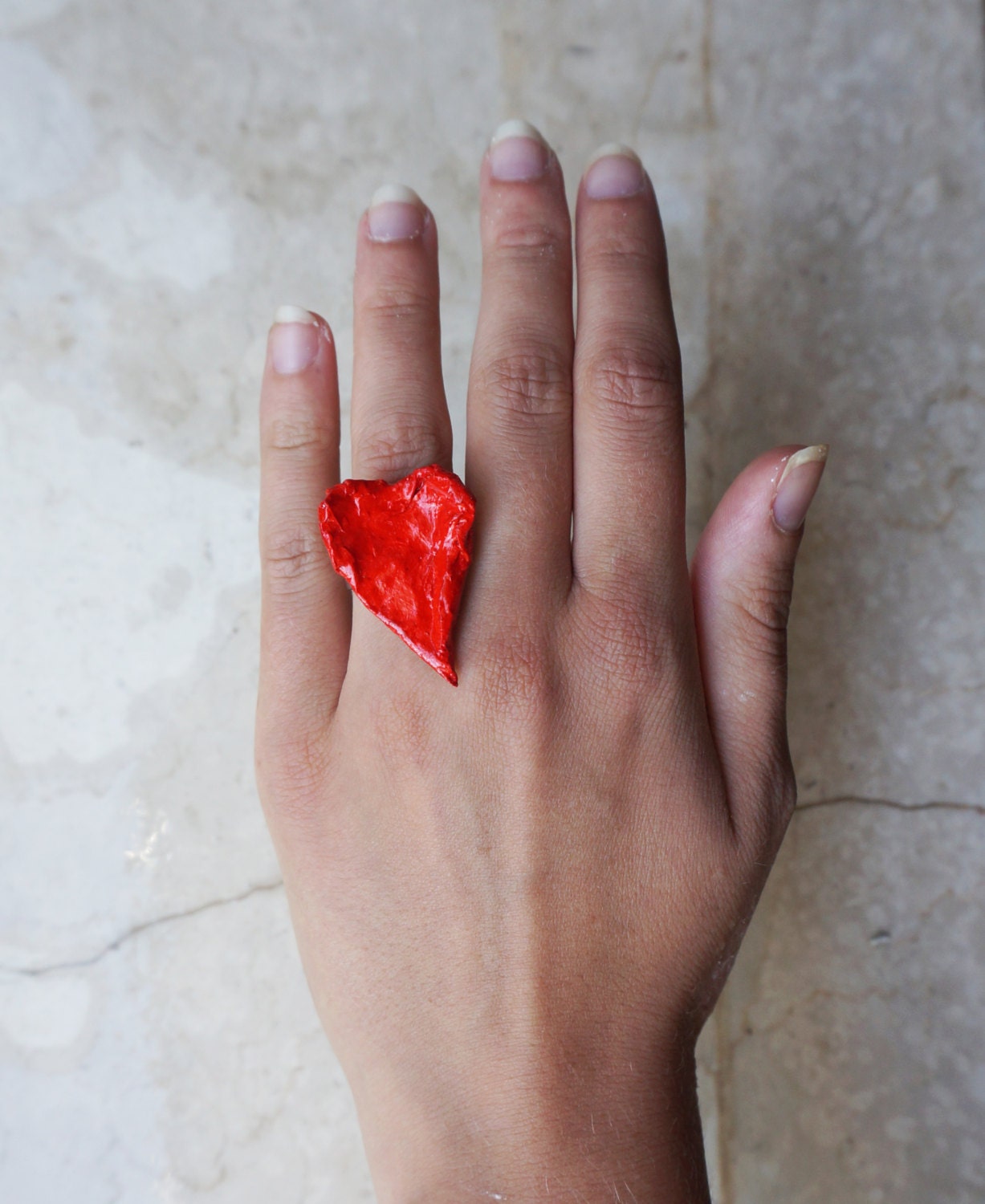 Großer Herzring - Aus Emailliertem Pappmaché Großer Herzring - Aus Emailliertem Pappmaché von LaMancinaJewelry