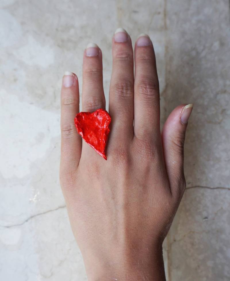 Großer Herzring - Aus Emailliertem Pappmaché Großer Herzring - Aus Emailliertem Pappmaché von LaMancinaJewelry