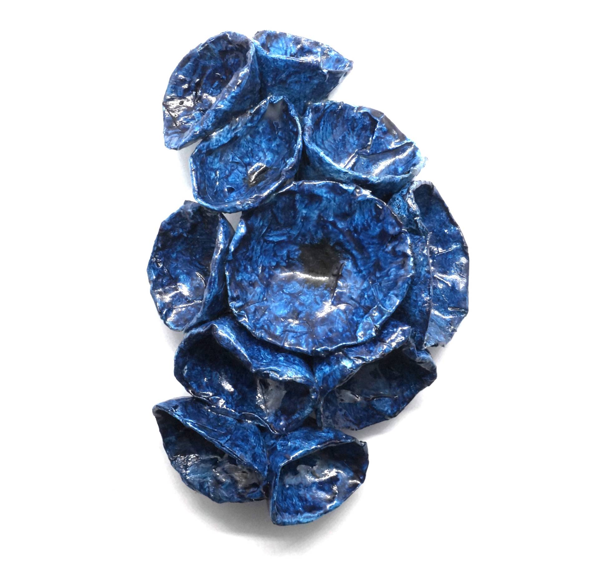 Handgefertigte Brosche Mit Blauen Blumen in Einem Emaillierten Pappmaché-Bouquet, Ein Elegantes Und Originelles Schmuckstück Als Geschenkidee Für Sie Handgefertigte Brosche Mit Blauen Blumen in Einem Emaillierten Pappmaché-Bouquet, Ein Elegantes Und Originelles Schmuckstück Als Geschenkidee Für Sie von LaMancinaJewelry