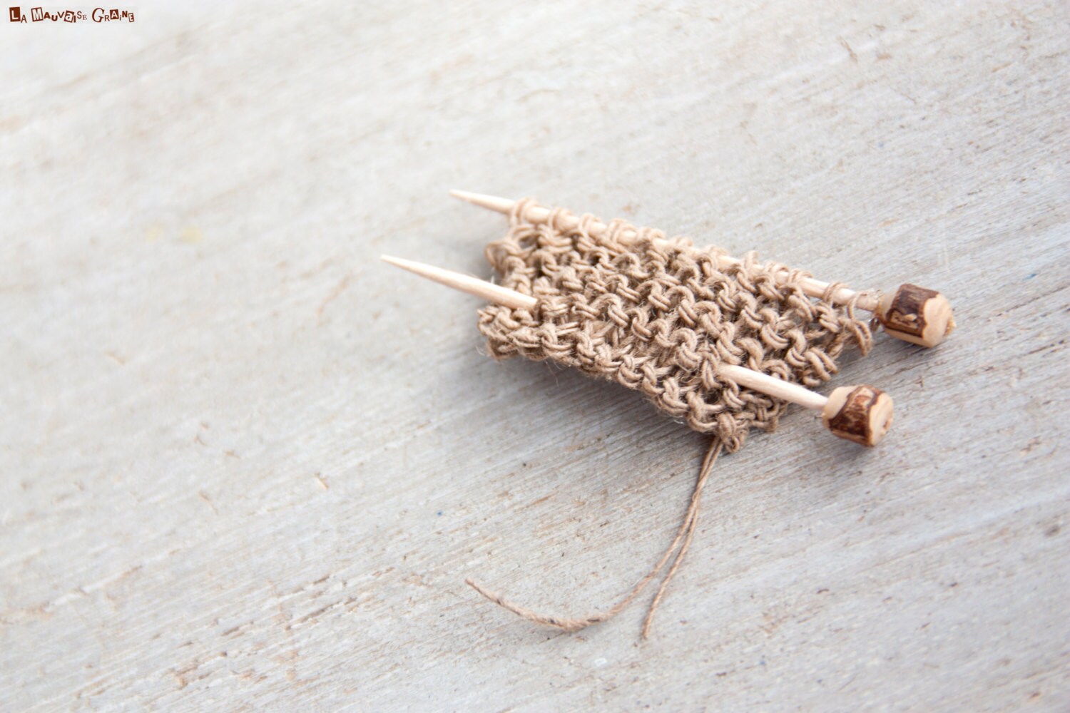 Gestrickte Brosche | Brennnesselfaser Und Holzperlen Ecofriendly| Rustikal von LaMauvaiseGraine