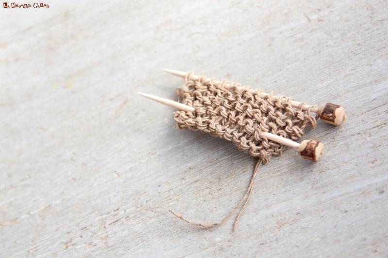 Gestrickte Brosche | Brennnesselfaser Und Holzperlen Ecofriendly| Rustikal Gestrickte Brosche | Brennnesselfaser Und Holzperlen Ecofriendly| Rustikal von LaMauvaiseGraine