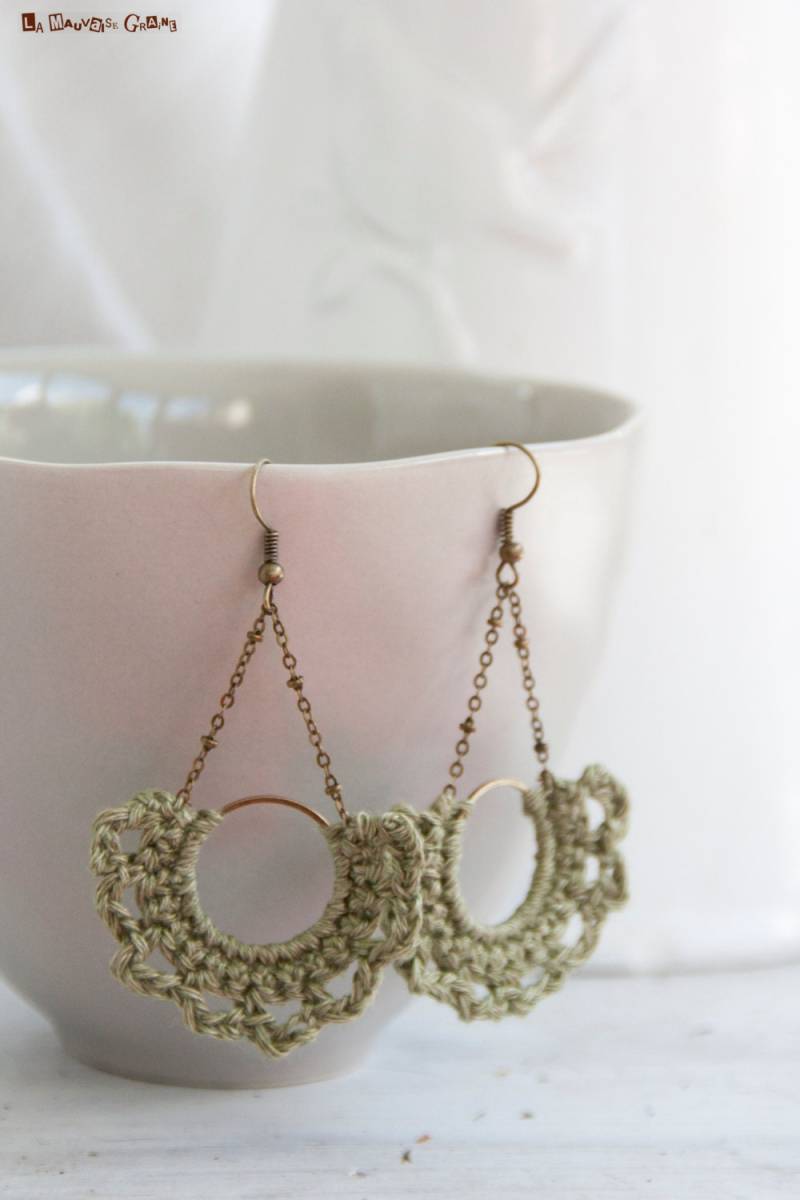 Halbmond-Ohrringe Aus Mandelgrünem Leinen | Gehäkelt| Verschlüsse Bronze von LaMauvaiseGraine
