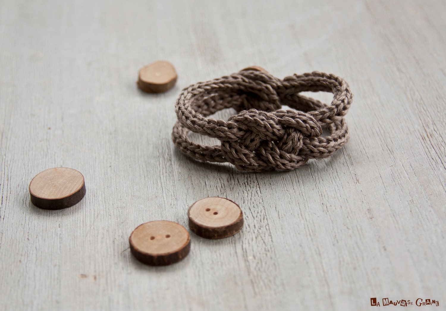 Geflochtenes Strickarmband Aus Natürlichem Leinen | Dunkel Holzknopf von LaMauvaiseGraine
