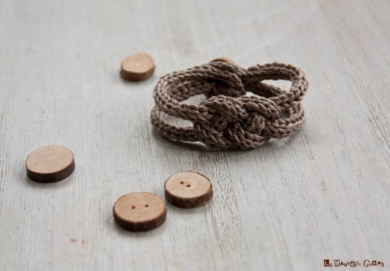Geflochtenes Strickarmband Aus Natürlichem Leinen | Dunkel Holzknopf Geflochtenes Strickarmband Aus Natürlichem Leinen | Dunkel Holzknopf von LaMauvaiseGraine
