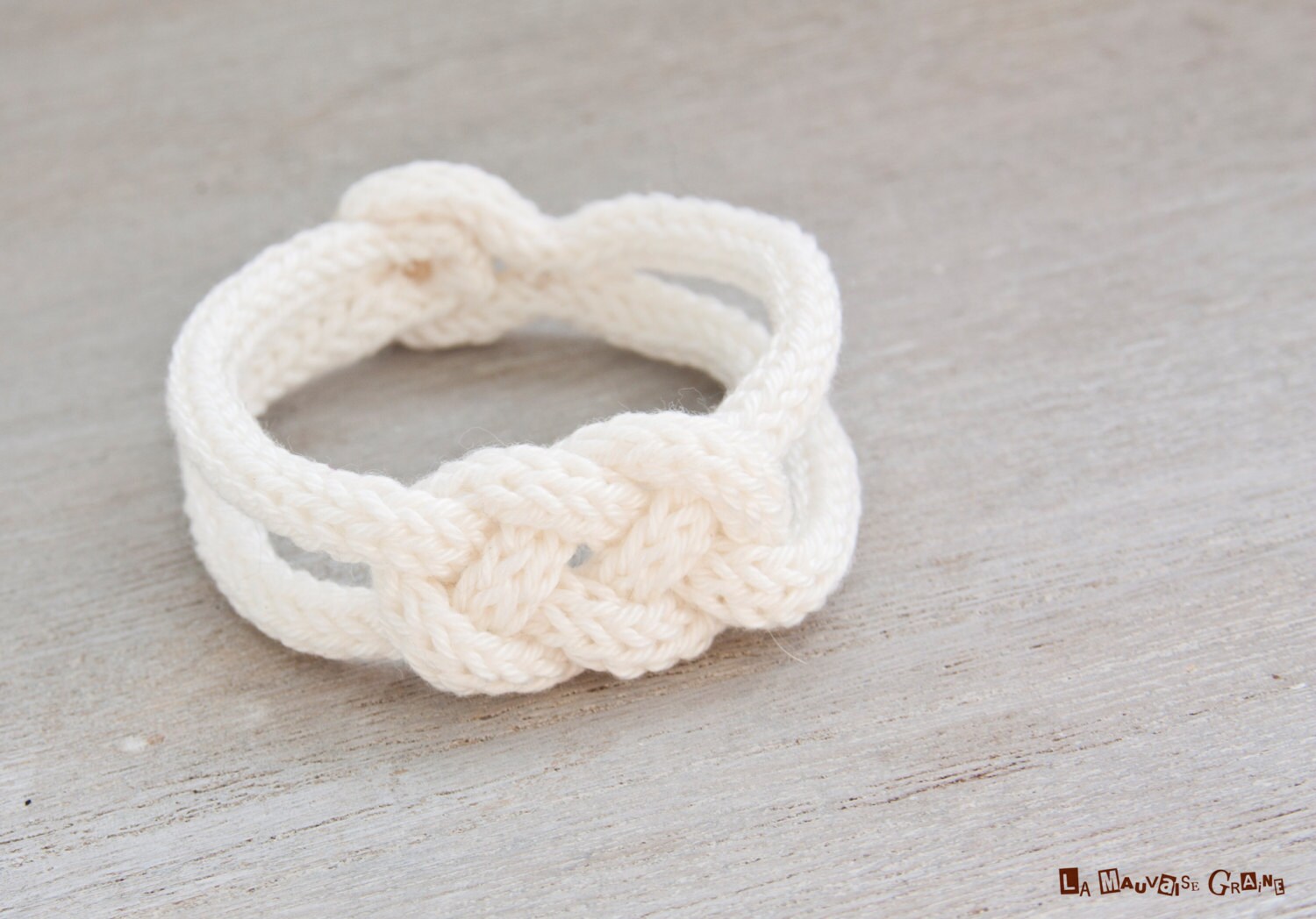 Geflochtenes Baumwollstrickarmband | Weiß Perlmuttknopf von LaMauvaiseGraine