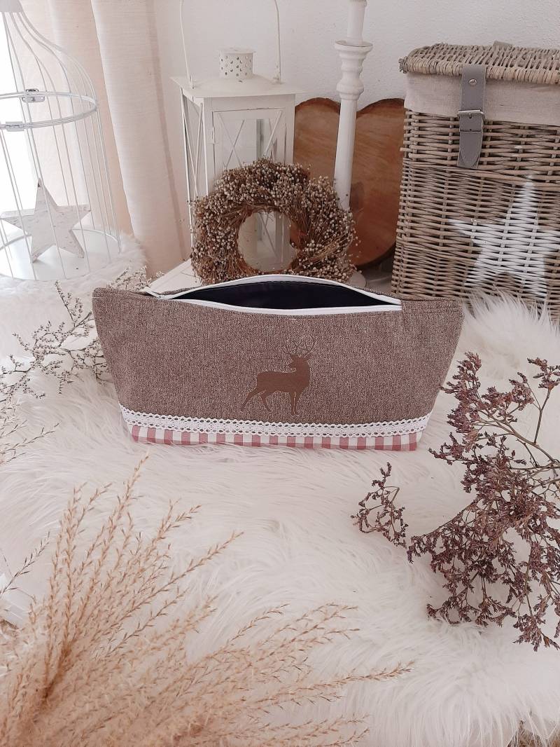 Kosmetiktasche/ Schminktäschchen/ Kulturtasche Reisetasche Etui Hirsch Landhaus Braun Rosa Weiß Karo Spitzenband von LaMilaHandmade