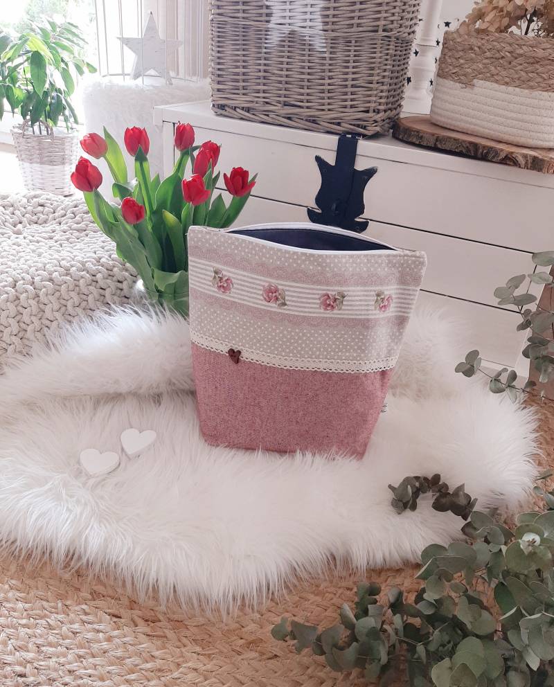 Kosmetiktasche/Schminktäschchen/Kulturtasche Landhaus Rosen Rot Natur Beige Dots Blumen Vintage Spitzenband von LaMilaHandmade