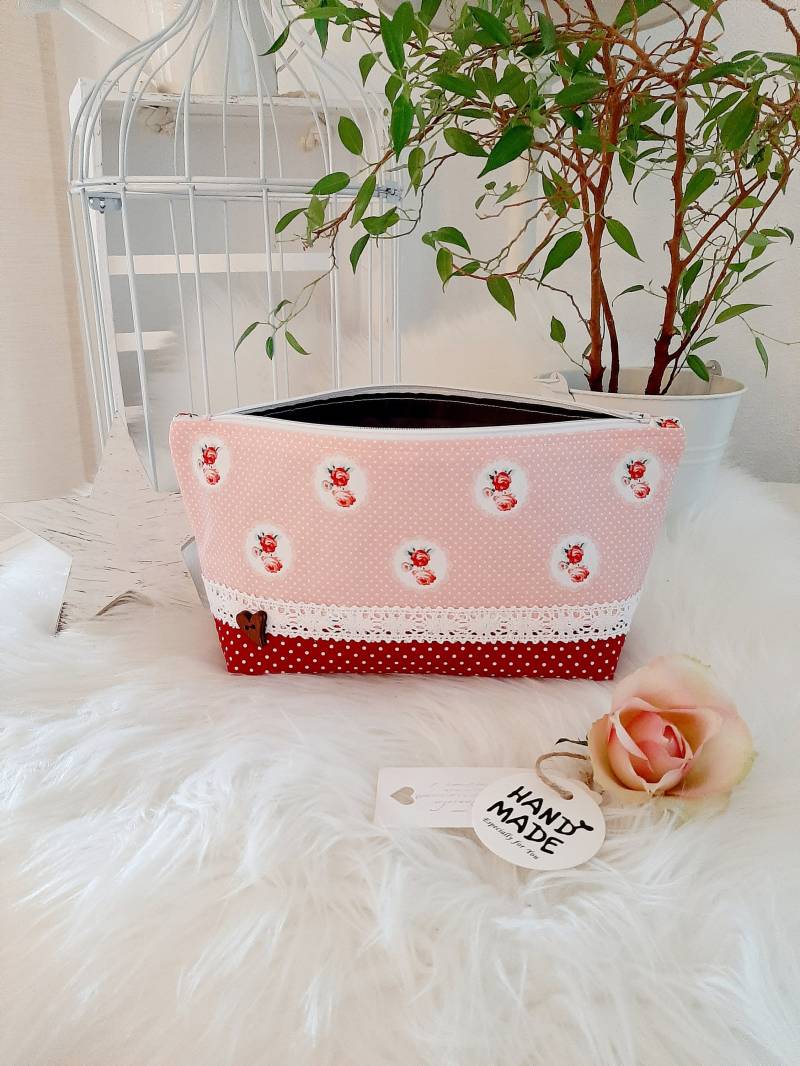 Kosmetiktasche/Schminktäschchen Make Up Tasche Landhaus Natur Blumen Rosen Rot Dots Spitzenband von LaMilaHandmade