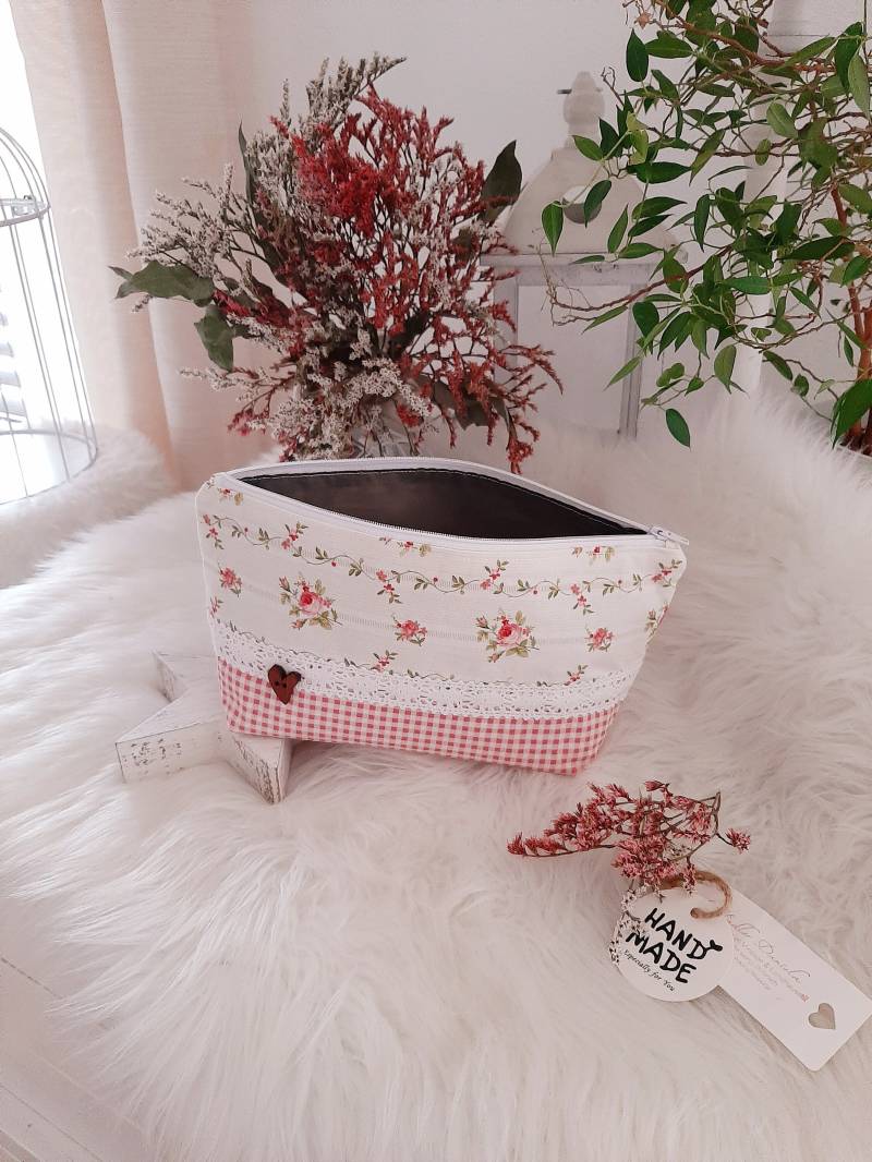 Kosmetiktasche/Schminktäschchen Make Up Tasche Landhaus Rosen Rosa Kariert Spitzenband Kosmetiktasche/Schminktäschchen Make Up Tasche Landhaus Rosen Rosa Kariert Spitzenband von LaMilaHandmade