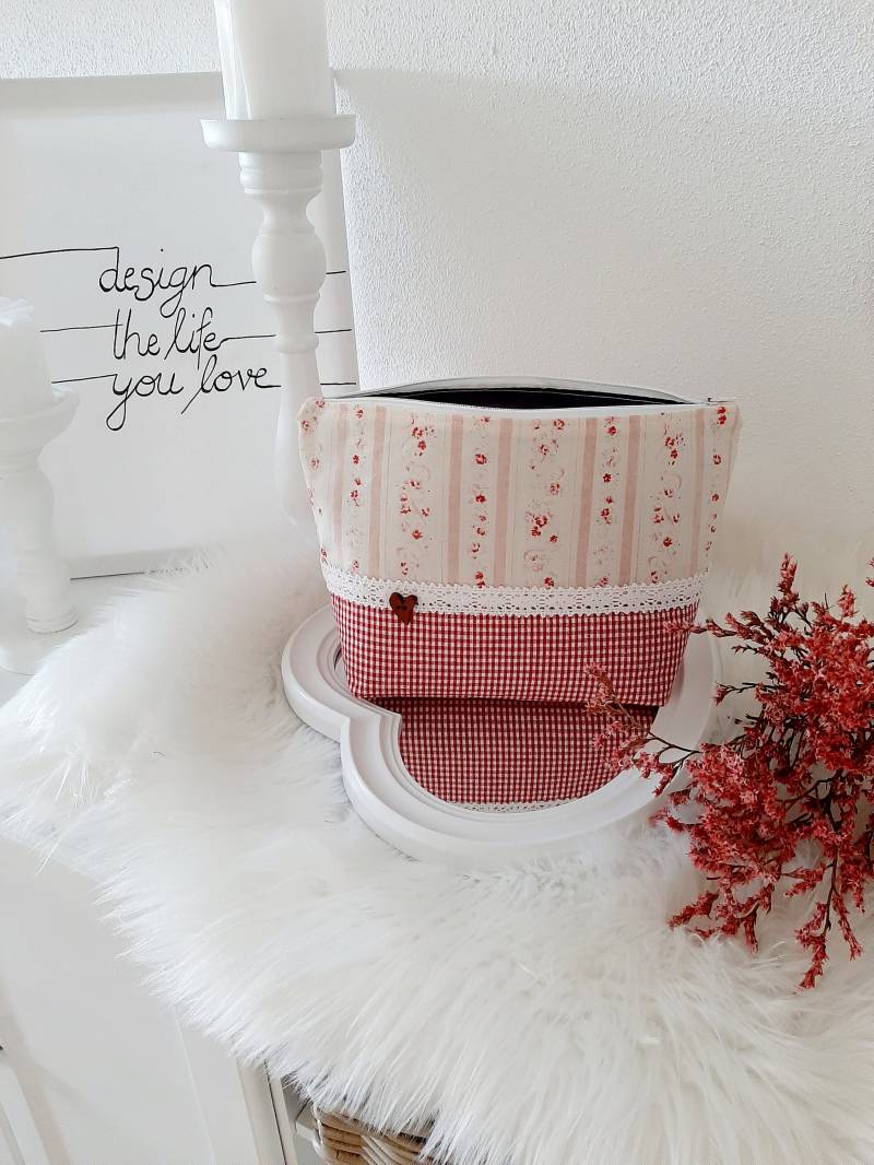 Kosmetiktasche Kulturtasche Schminktäschchen Landhaus Blumen Pastell Rot Kariert Rosen Spitzenband Kosmetiktasche Kulturtasche Schminktäschchen Landhaus Blumen Pastell Rot Kariert Rosen Spitzenband von LaMilaHandmade
