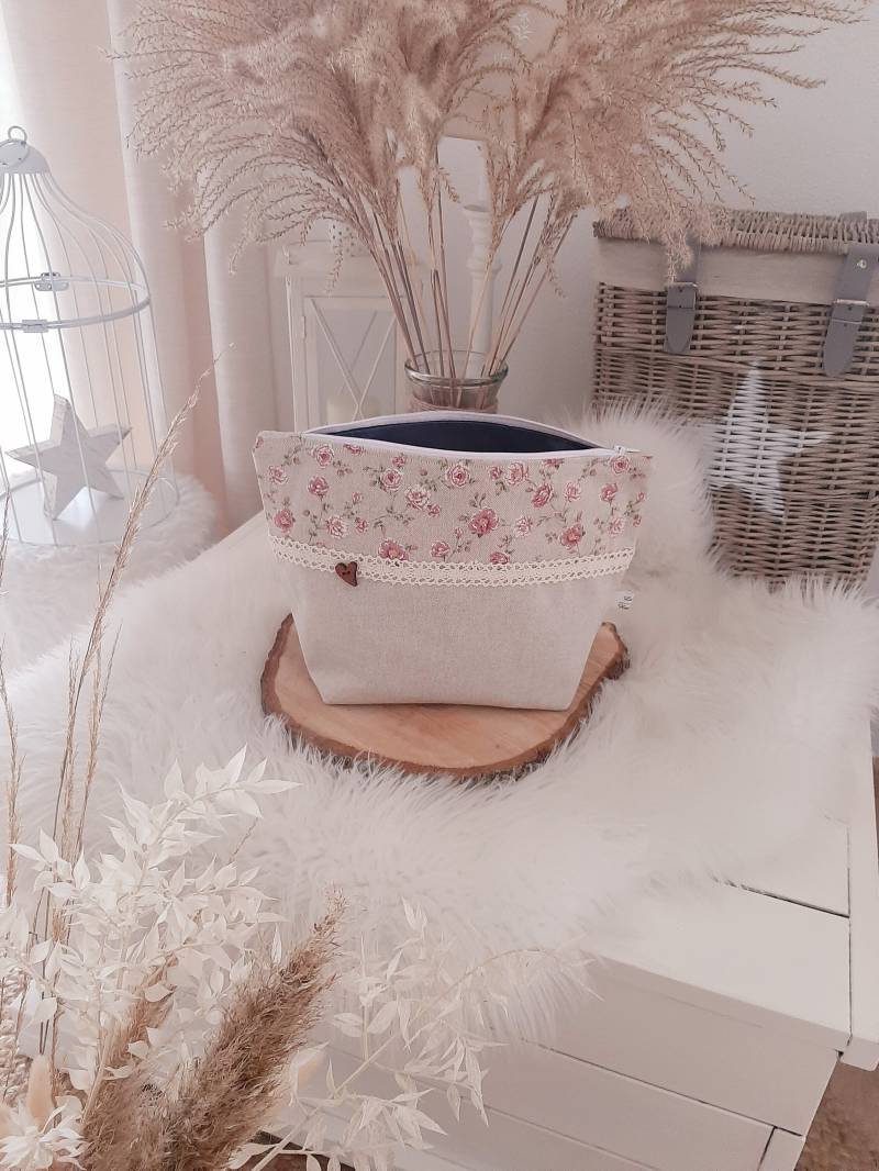 Kosmetiktasche Schminktäschchen Kulturtasche Make Up Tasche Landhaus Natur Blumen Beige Spitzenband von LaMilaHandmade