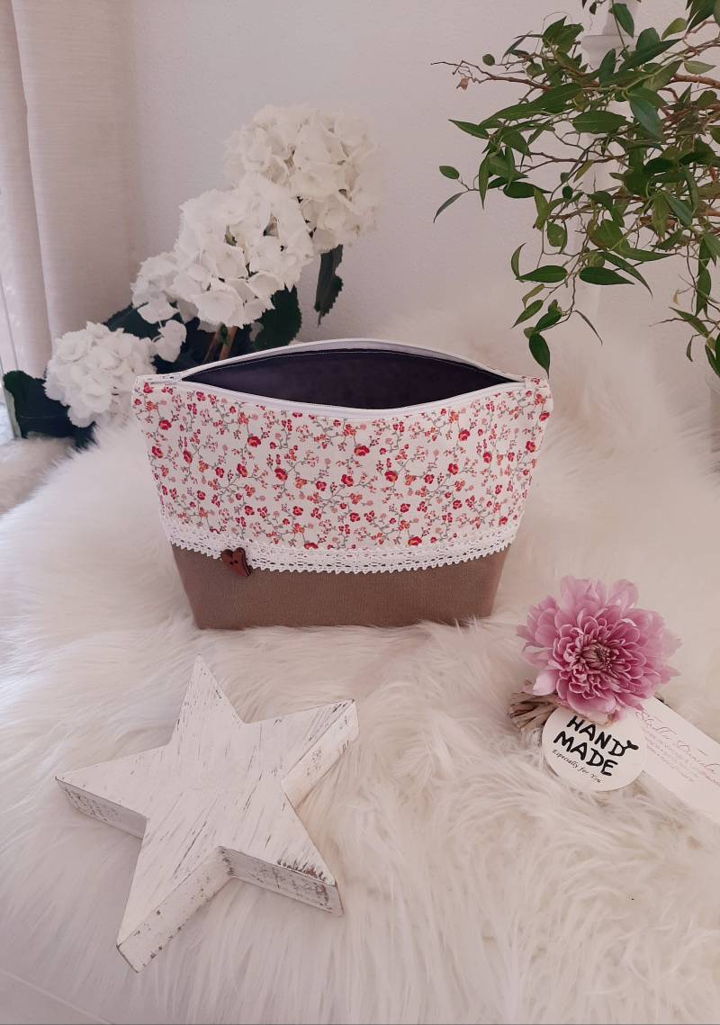 Kosmetiktasche Schminktäschchen Make Up Tasche Landhaus Natur Blumen Braun Spitzenband Streublümchen Kosmetiktasche Schminktäschchen Make Up Tasche Landhaus Natur Blumen Braun Spitzenband Streublümchen von LaMilaHandmade