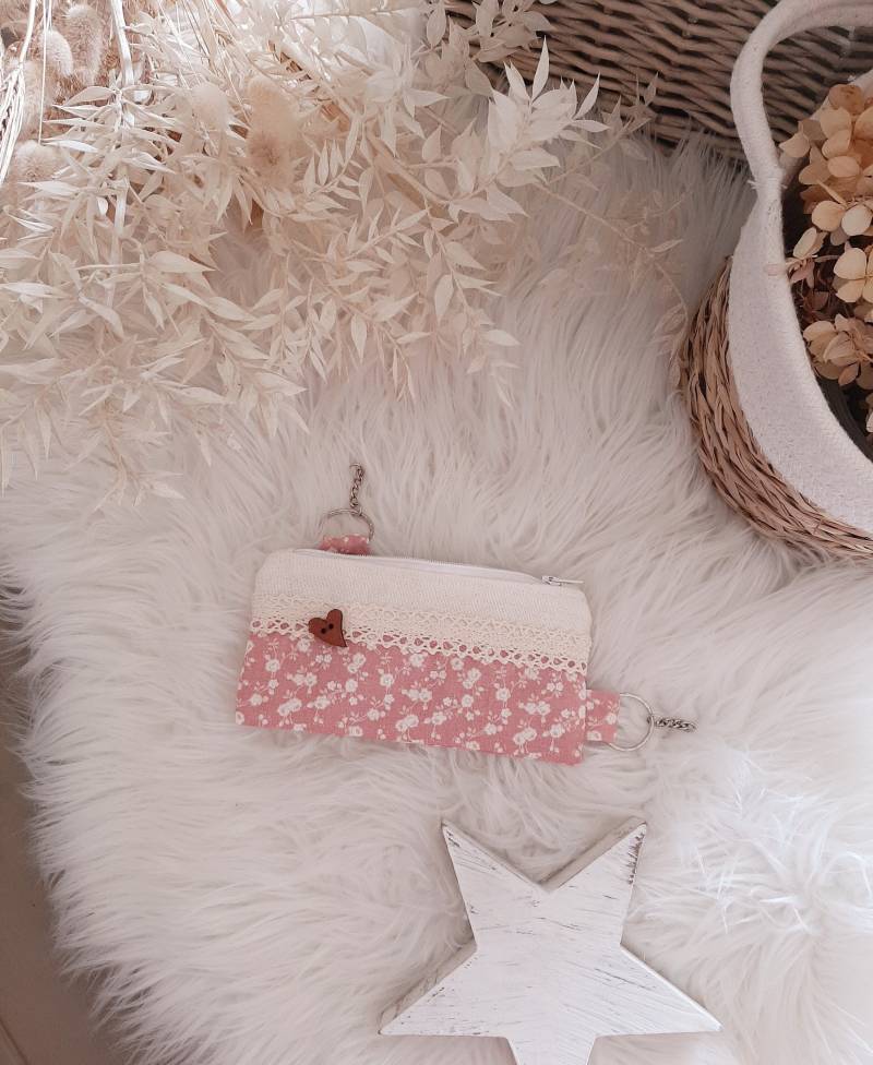 Schlüsseletui Schlüsselanhänger Geldbeutel Landhaus Blumen Rosé Altrosé Spitzenband Natur von LaMilaHandmade