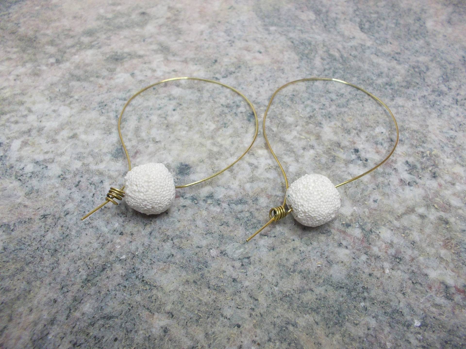 Handgefertigte Ohrringe Mit Drahtvergoldeten Und Naturweißen Schaumkoralle Perlen von LaMouetteJewels