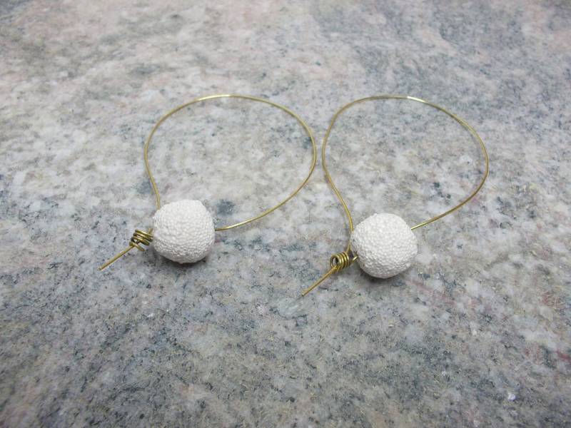 Handgefertigte Ohrringe Mit Drahtvergoldeten Und Naturweißen Schaumkoralle Perlen von LaMouetteJewels