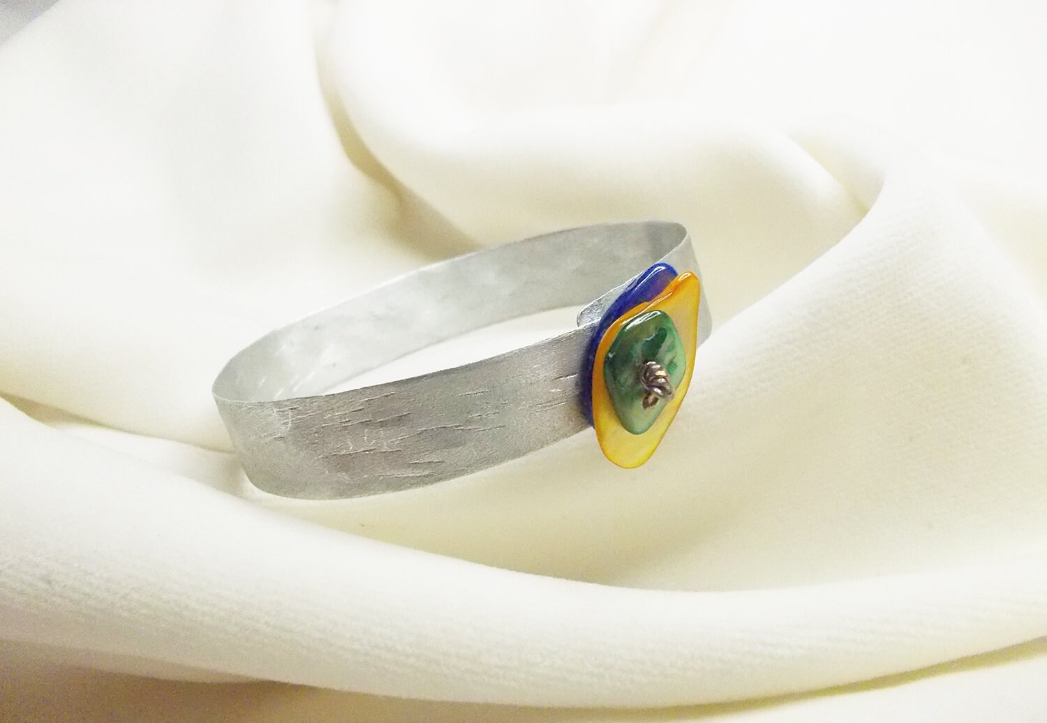 Handgefertigtes Metallisch Leichtes Armband in Silber, Mit Bunten Glasperlen von LaMouetteJewels