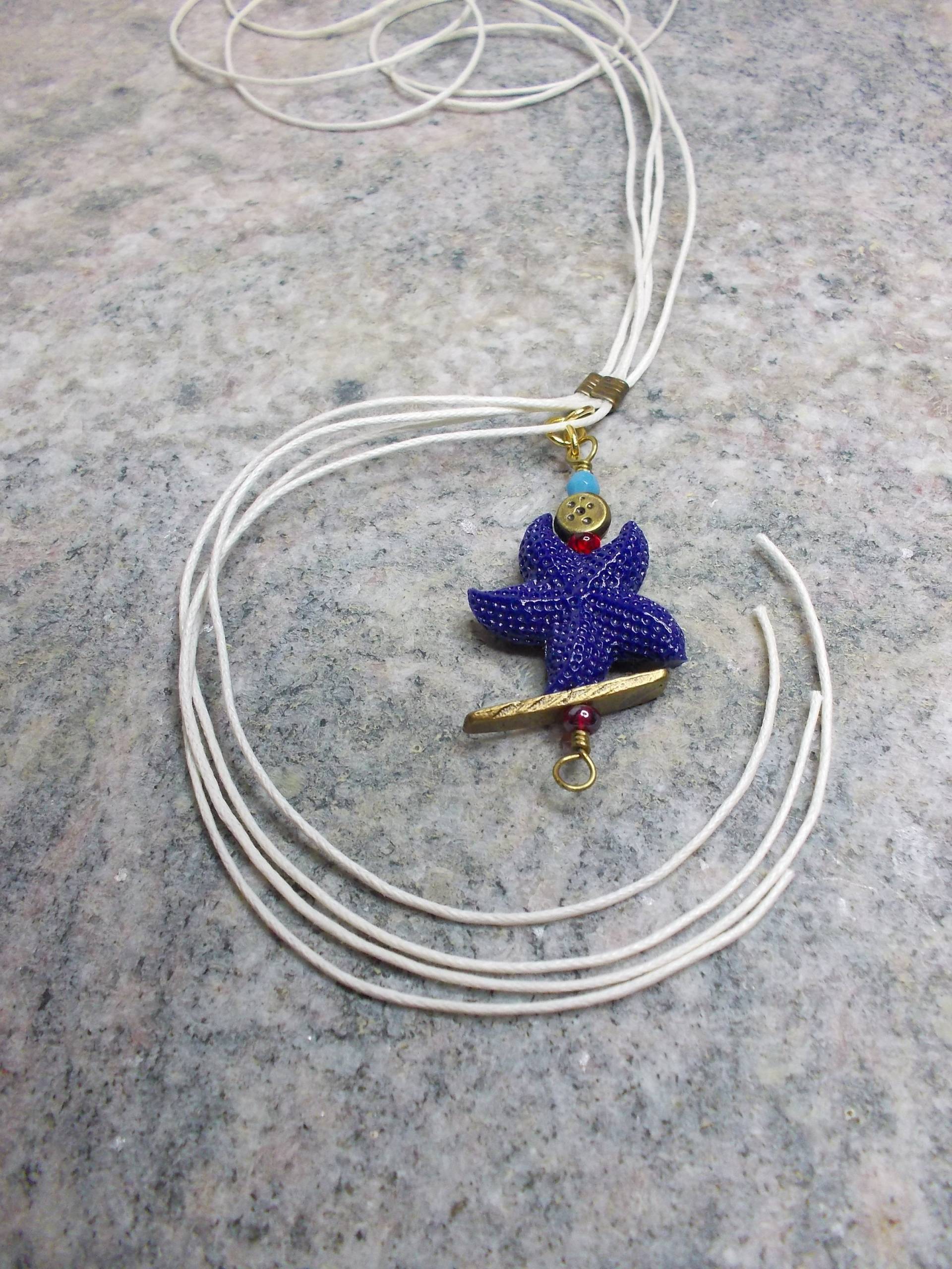 Mittellange Handgefertigte Halskette Mit Weißem Schlüsselband Und Marineblauer Perle in Seesternform Bronzefarbenen Elementen von LaMouetteJewels