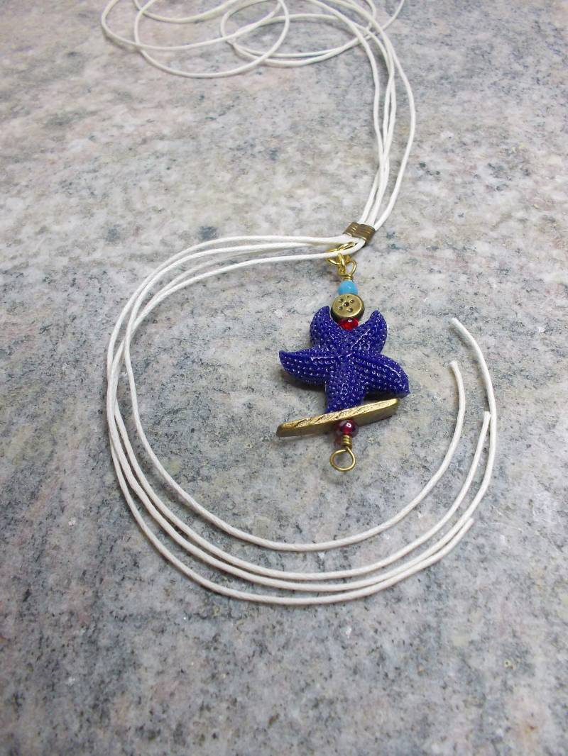 Mittellange Handgefertigte Halskette Mit Weißem Schlüsselband Und Marineblauer Perle in Seesternform Bronzefarbenen Elementen von LaMouetteJewels