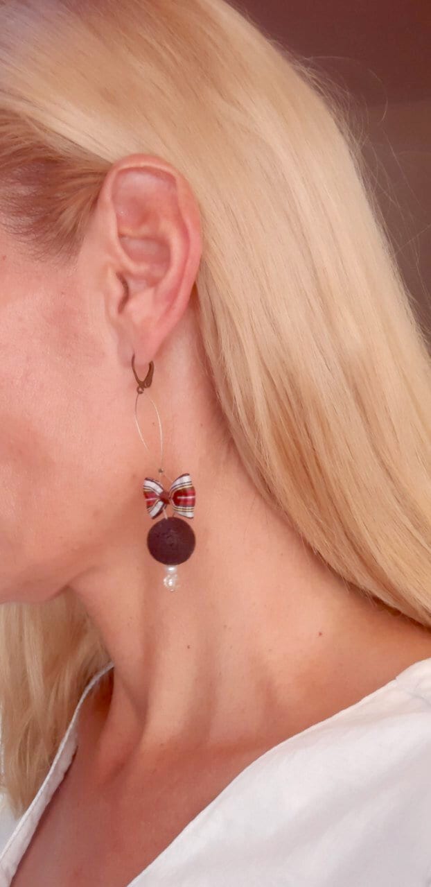 Ohrringe Anhänger Handgefertigt Aus Blauer Dunkler Lava Und Einer Schleife Kariertem Stoff von LaMouetteJewels