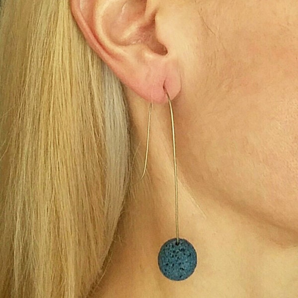 Ohrringe Handgemacht Lang, Draht Mit Lava Perle in Blauer Farbe von LaMouetteJewels