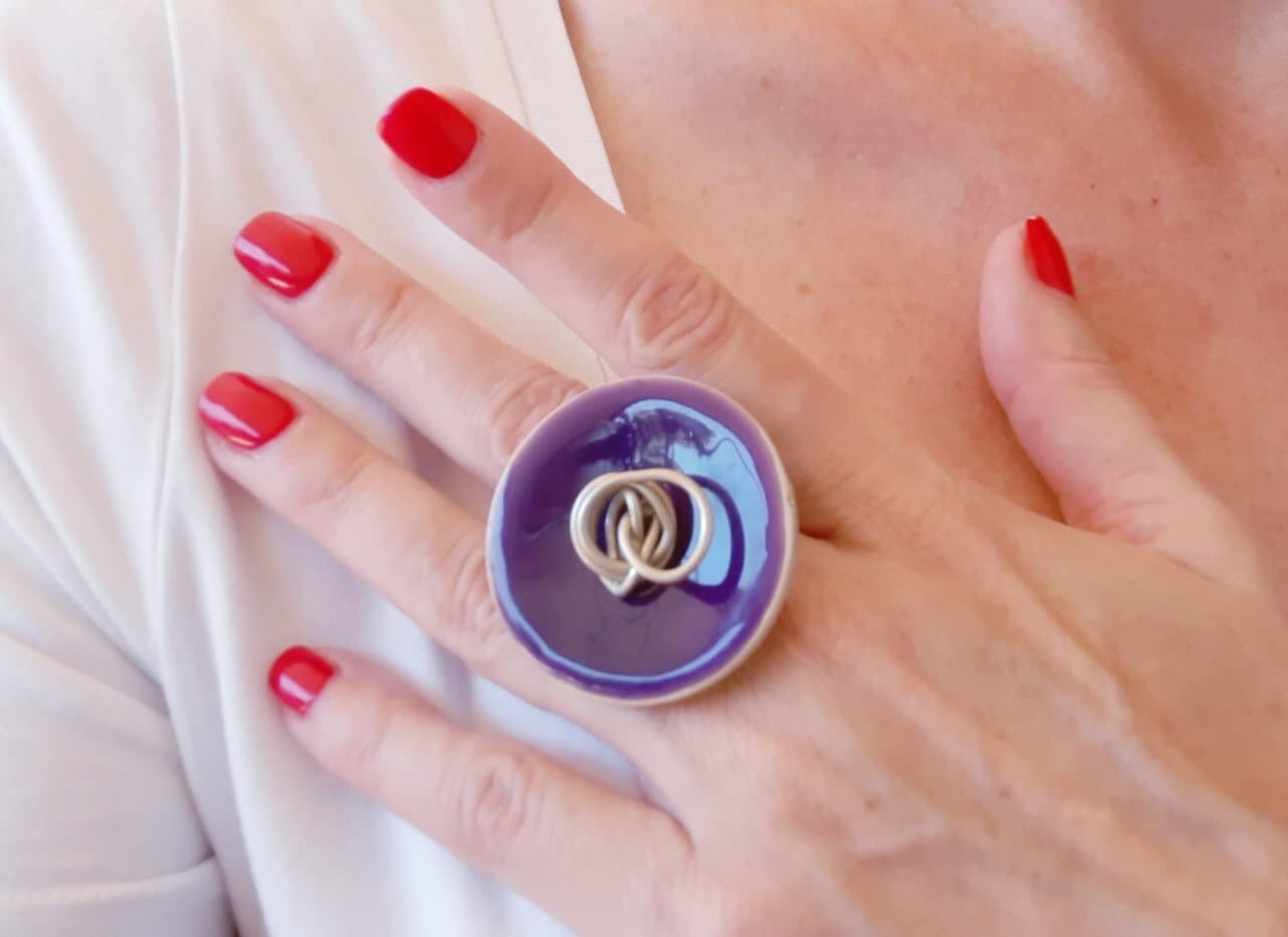 Ring Ein Handgefertigter Knopf Aus Kokosnussholz Mit Lila Harz Auf Seinem Gesicht, Indem Er Einen Messingdraht Gesetzt Wird von LaMouetteJewels