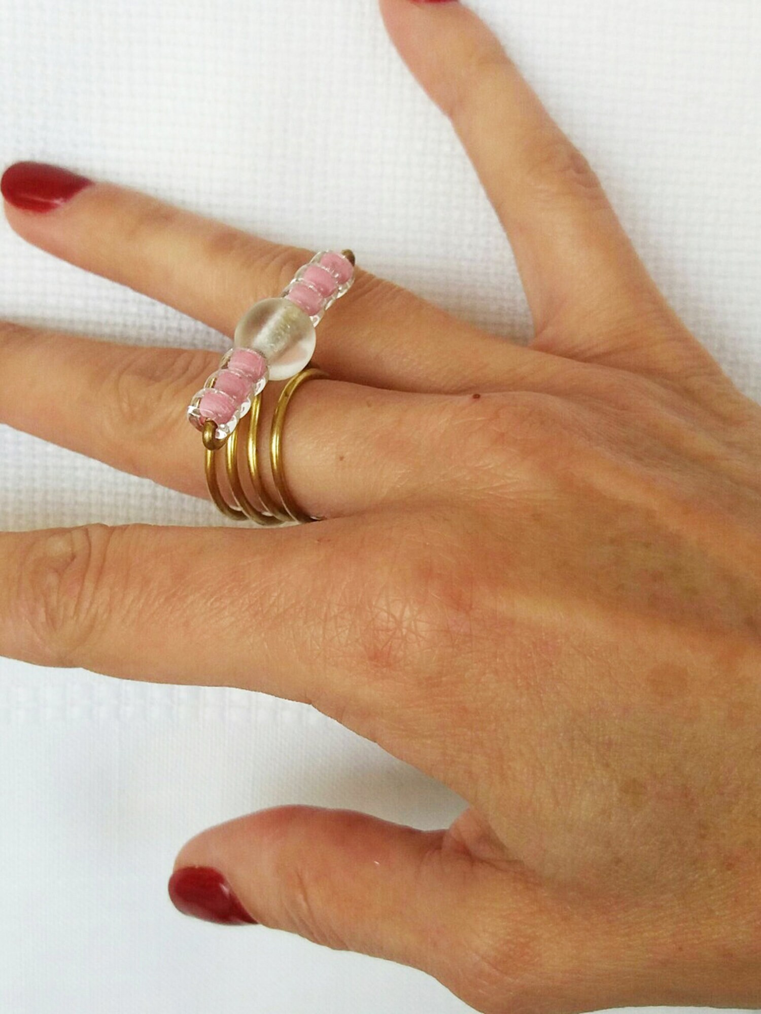 Ring Handgefertigt Aus Bronzefarbenem Draht Und Rosa Perlen von LaMouetteJewels