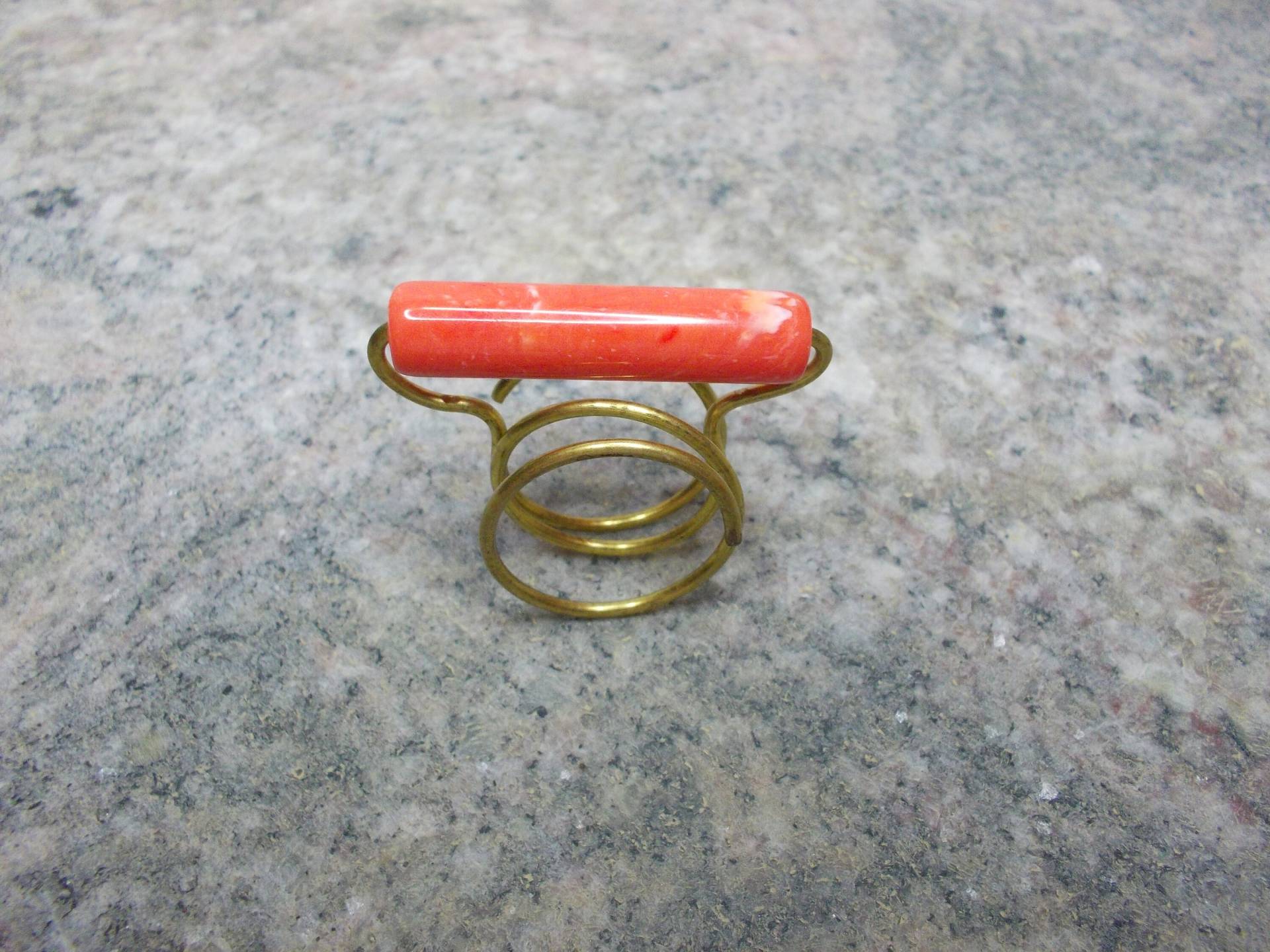 Ring Handgefertigt Mit Bronzedraht Und Oranger Acrylperle von LaMouetteJewels