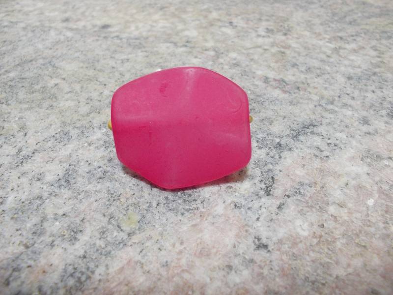 Ring Handgemachter Messingdraht Mit Wassermelonenfarbener Facettierter Perle von LaMouetteJewels