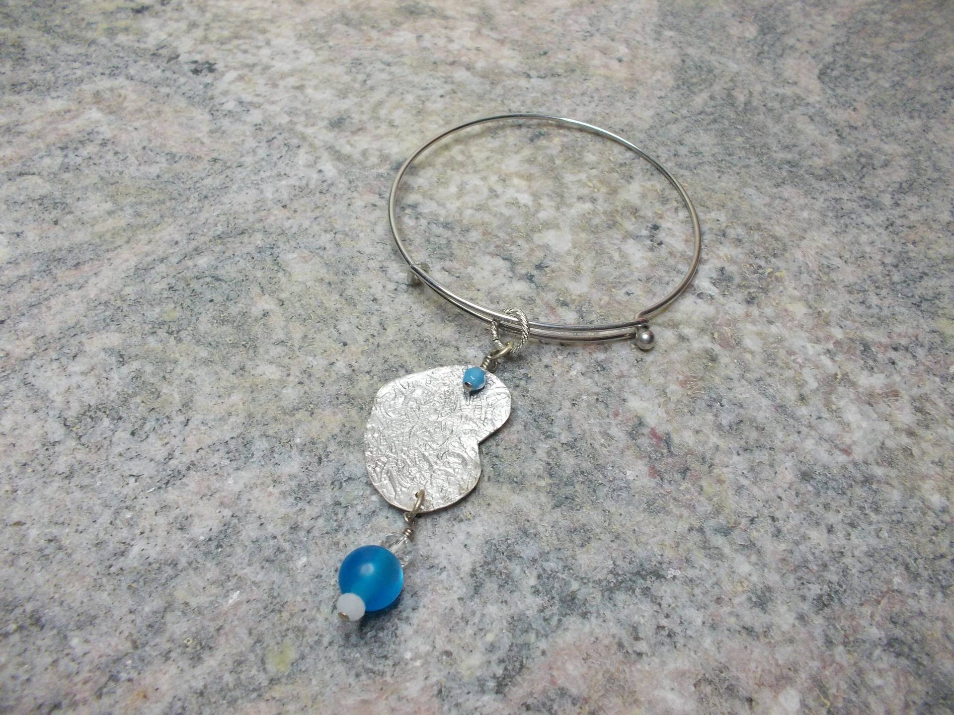 Schmales Ring Armband, Handgefertigtes Hängendes Herz Mit Geprägter Textur Und Perlen in Weiß Blau Farbe von LaMouetteJewels