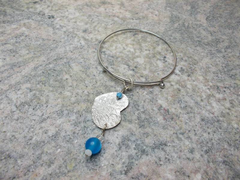 Schmales Ring Armband, Handgefertigtes Hängendes Herz Mit Geprägter Textur Und Perlen in Weiß Blau Farbe von LaMouetteJewels