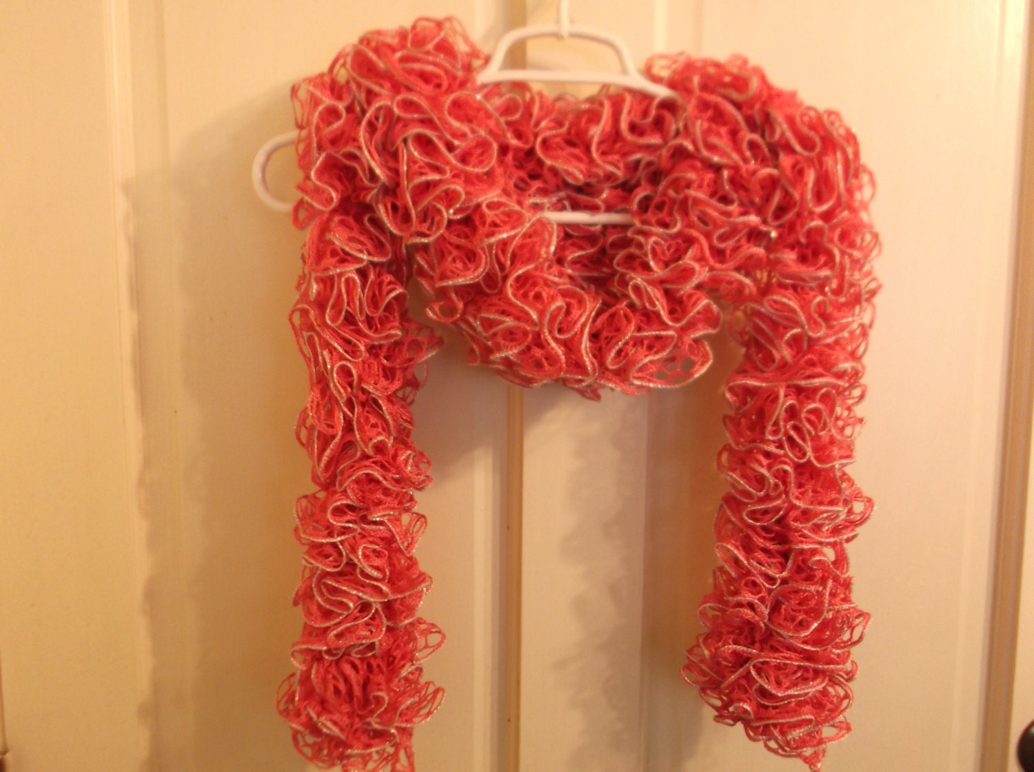 Lachs Funkeln - Frilly, Rüschen Mode Schal Mit Einem Blitz Von Silber Lachs Funkeln - Frilly, Rüschen Mode Schal Mit Einem Blitz Von Silber von LaMuscadeCrafts