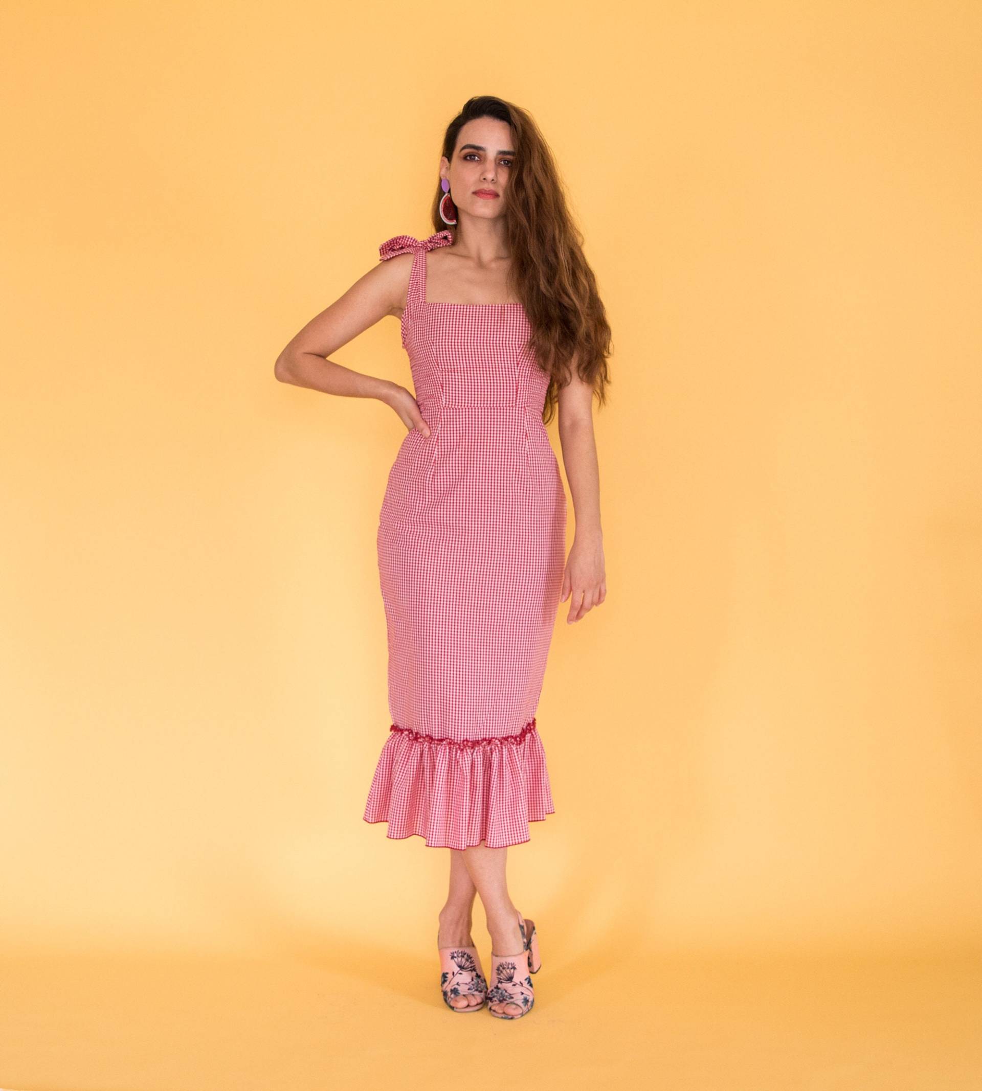 Milchmädchenkleid | Rotes Vichykaro Kleid Gepunktetes Midikleid Mit Rüschen Und Verstellbaren Bändern von LaNubeclothes
