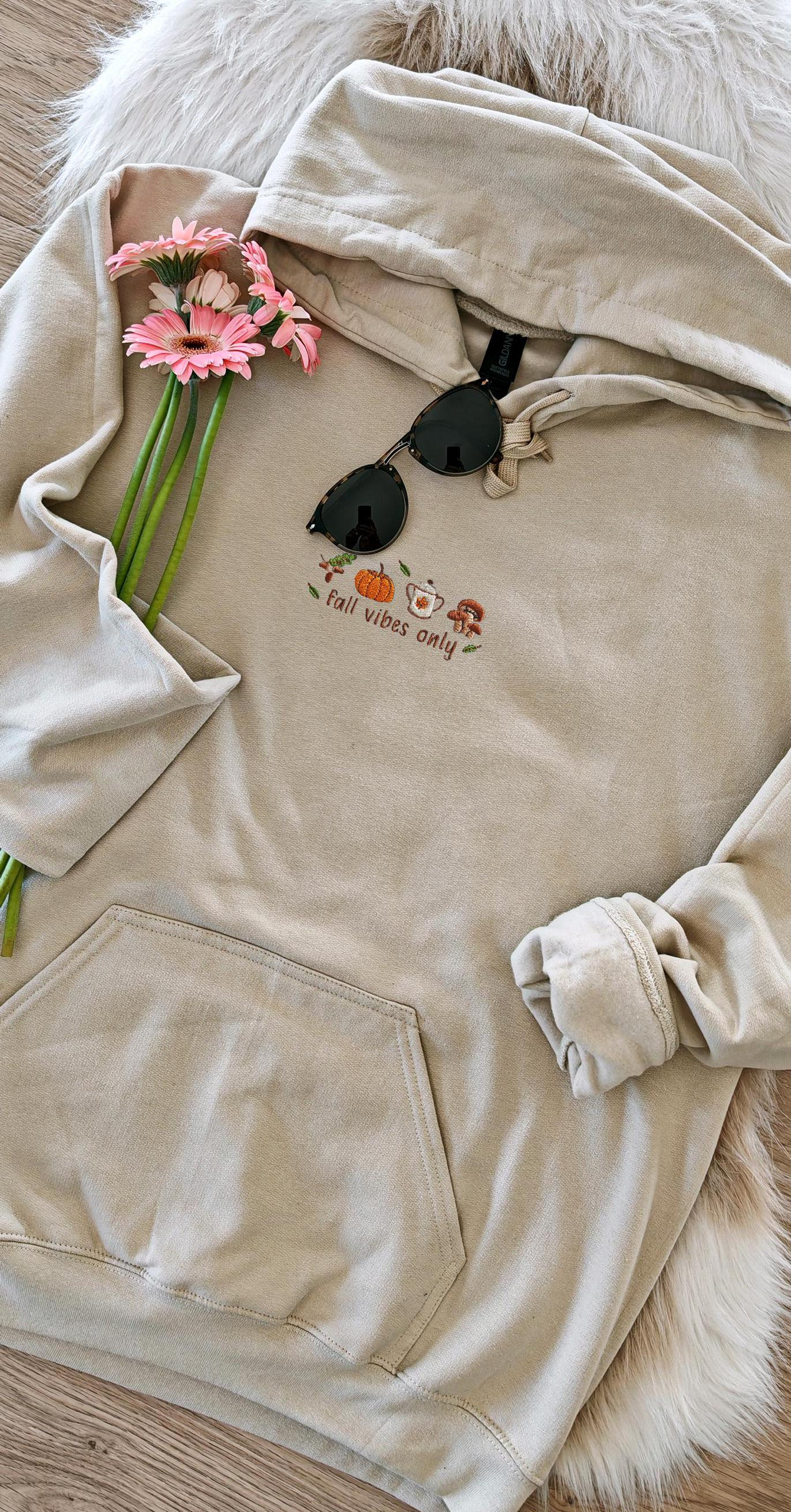 Bestickter Sweatshirt Für Herbst Damen Hoodie Geschenk Sie Süßer Bestickt Sweater Mit Motiv Pullover Freundin Bestickter Sweatshirt Für Herbst Damen Hoodie Geschenk Sie Süßer Bestickt Sweater Mit Motiv Pullover Freundin von LaNuvDesign