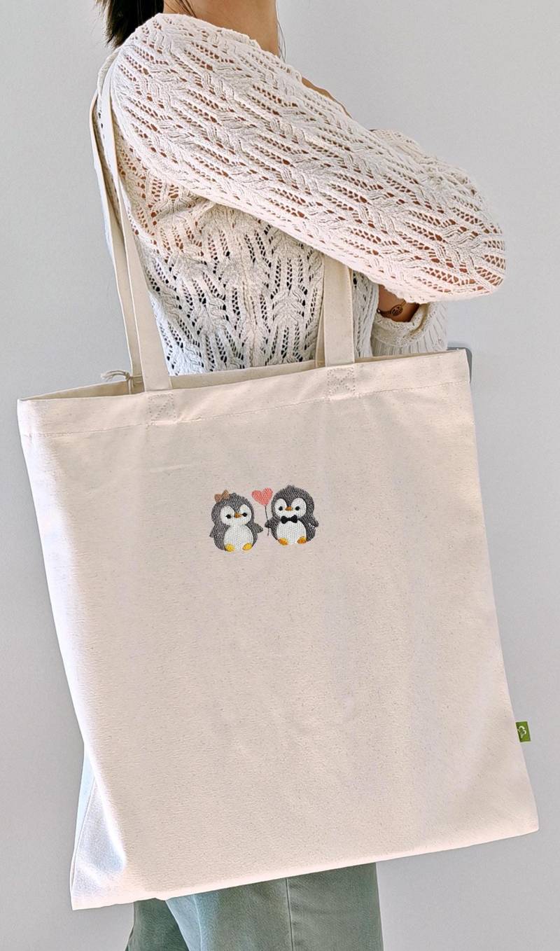 Tragetasche Pinguin Liebe Geschenk Tierliebhaber Stofftasche Bestickt Jutebeutel Damen Geburtstagsgeschenk Freundin Für Sie von LaNuvDesign