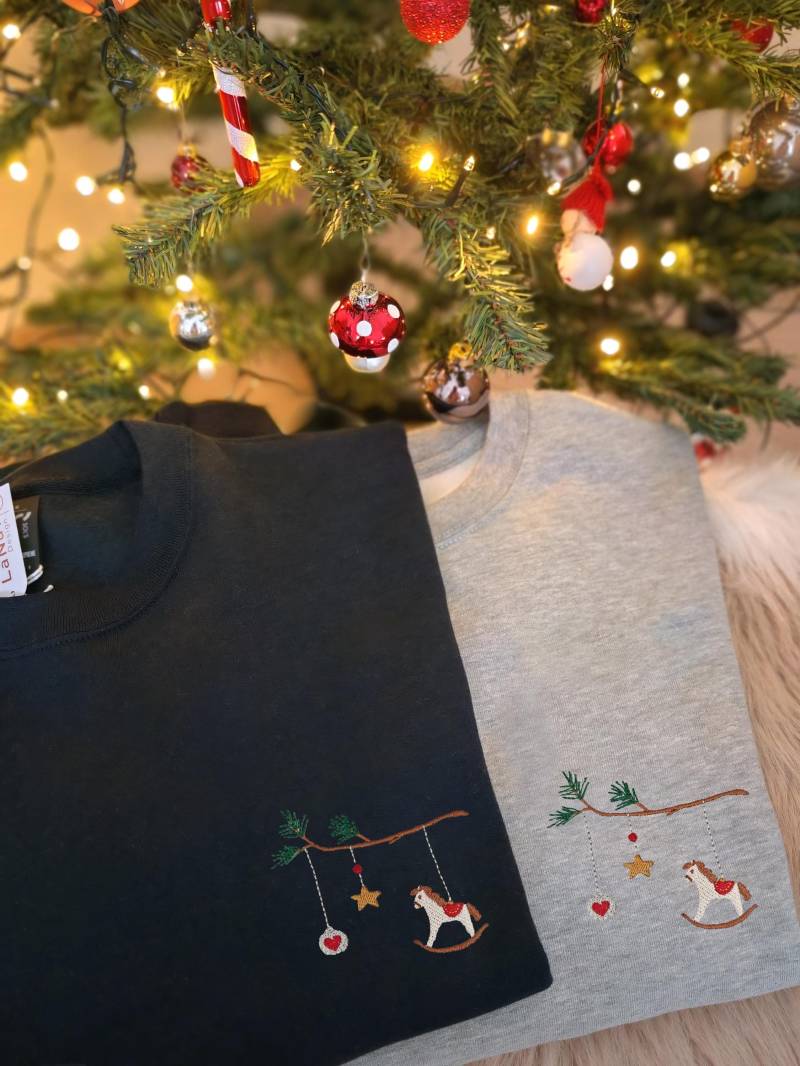 Weihnachtspullover Damen Besetzt | Eleganter Pullover Weihnachten Ornament Weihnachtsgeschenk Familie Freundin Weihnachts Hoodie Frau von LaNuvDesign