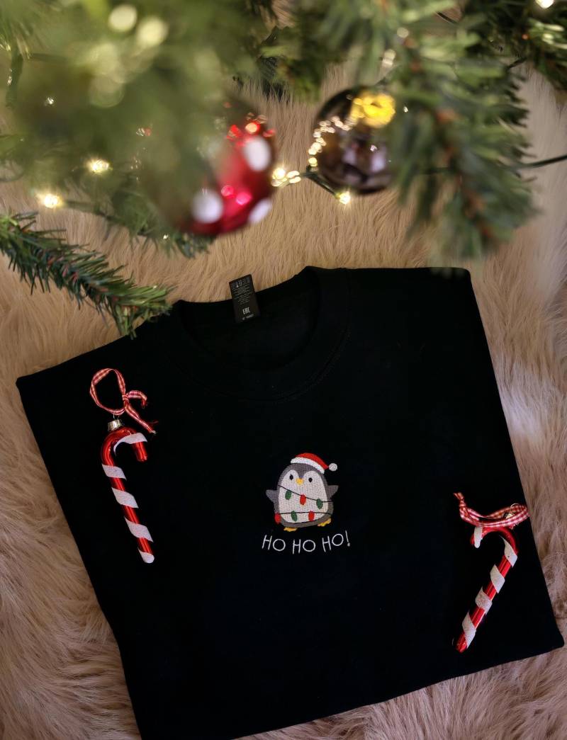 Weihnachtspullover Pinguin | Lustiger Xmas Hoodie Damen & Herren Weihnachtsgeschenk Familie Winter Pullover Unisex Sweatshirt von LaNuvDesign