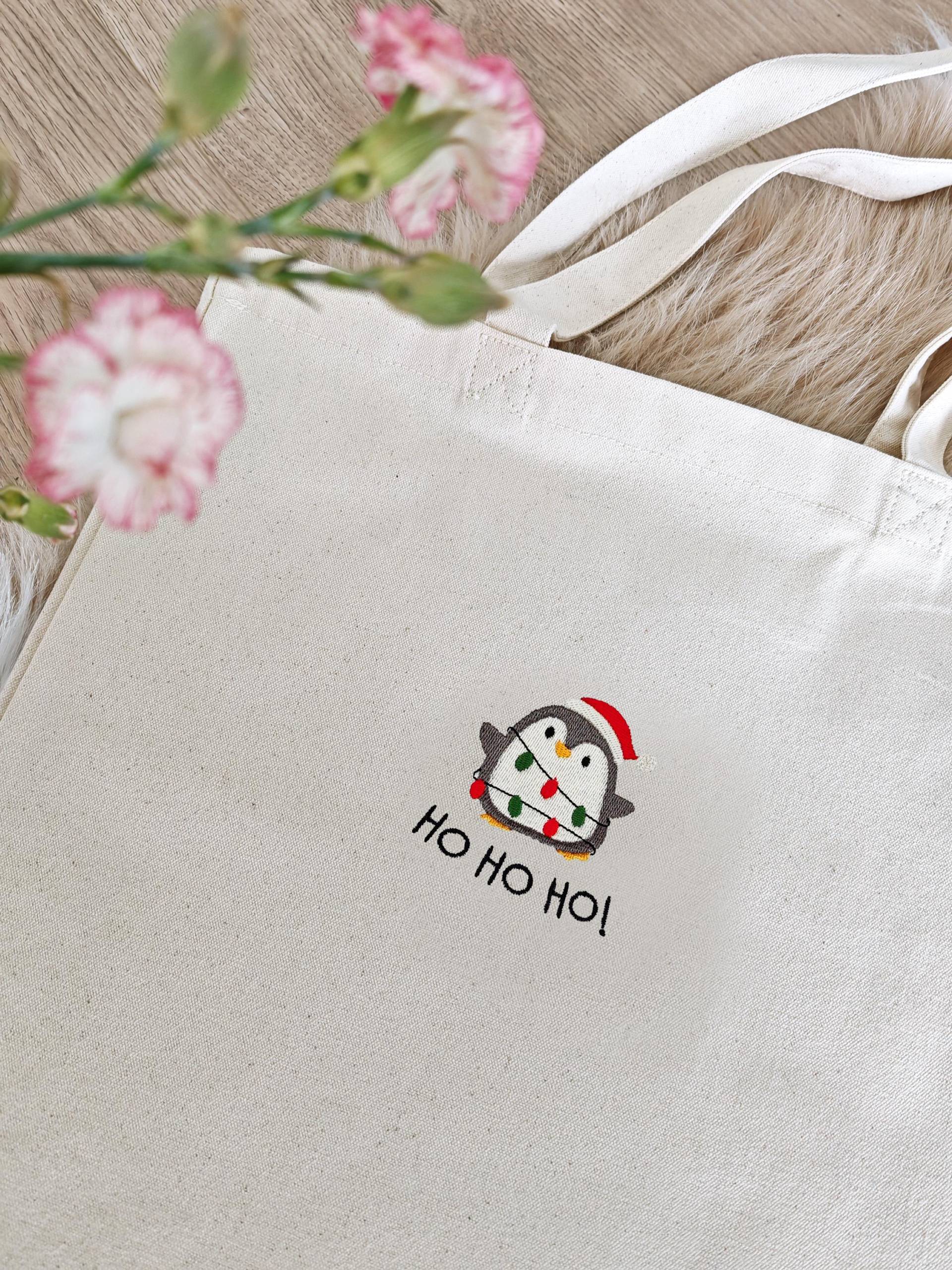 Weihnachtstasche Pinguin Bestickt | Weihnachtsgeschenk Klein Jutebeutel Weihnachten Geschenkbeutel Freundin Familie Tasche Süß von LaNuvDesign