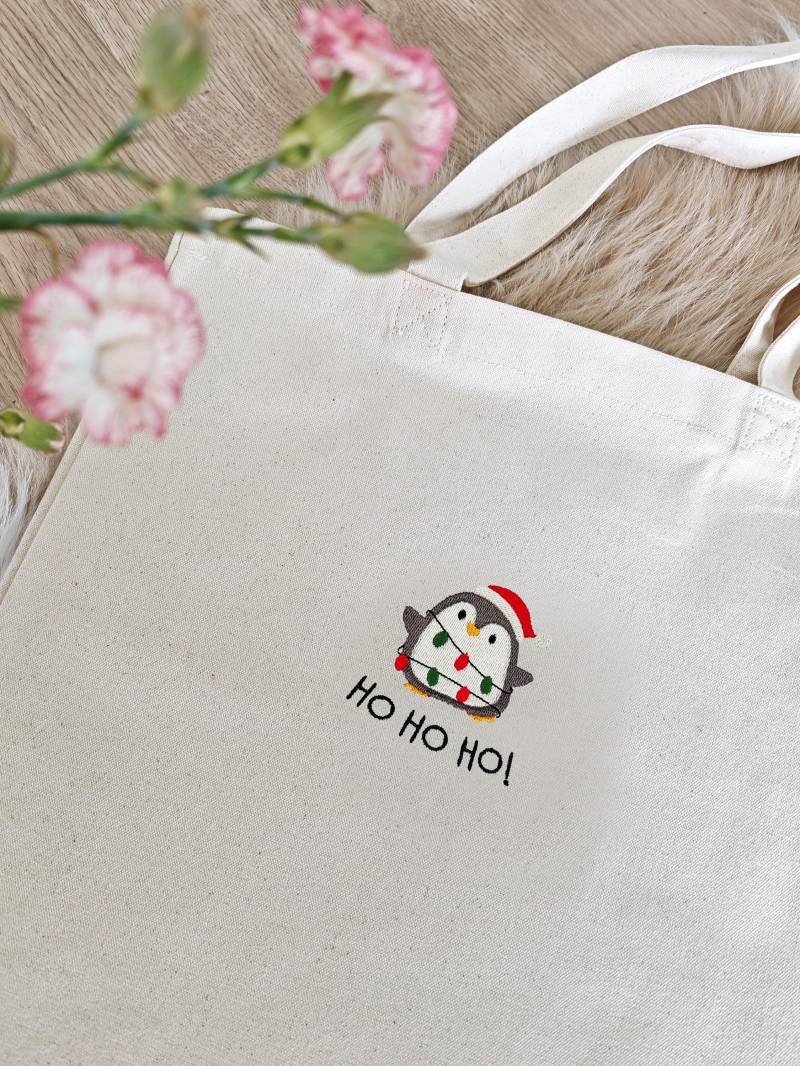 Weihnachtstasche Pinguin Bestickt | Weihnachtsgeschenk Klein Jutebeutel Weihnachten Geschenkbeutel Freundin Familie Tasche Süß von LaNuvDesign
