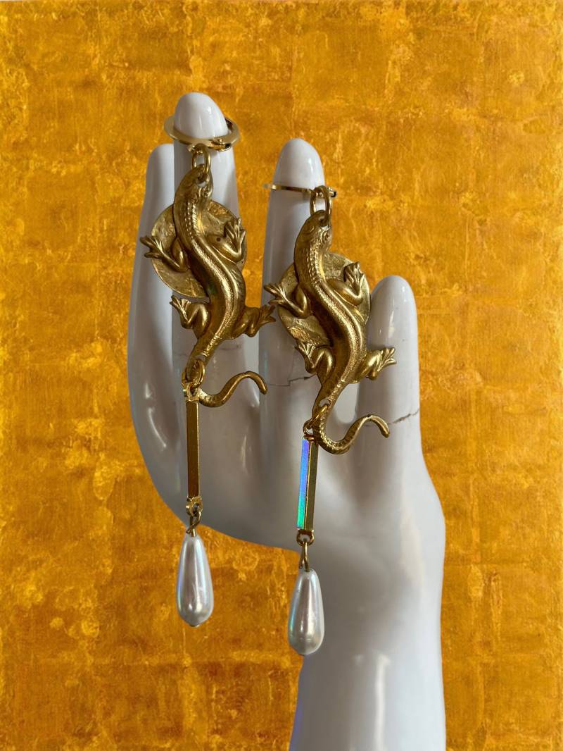 Eidechse Ohrringe Handgefertigt Mit Antiken Messingstempel Und Anderen Ornamenten Eidechse Ohrringe Handgefertigt Mit Antiken Messingstempel Und Anderen Ornamenten von LaParureJewelry