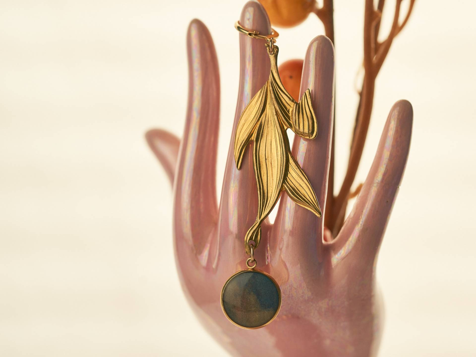 Lola Ohrringe Mit Seltenen Antiken Goldenen Messingstempeln Und Handgefertigten Kunst-Detail-Anhängern Lola Ohrringe Mit Seltenen Antiken Goldenen Messingstempeln Und Handgefertigten Kunst-Detail-Anhängern von LaParureJewelry