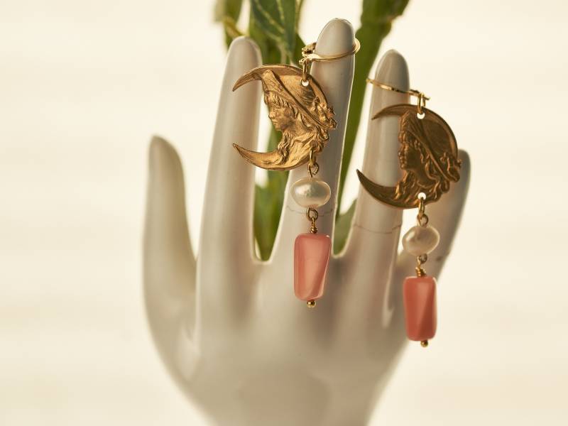 "Ohrringe "Selene" Mit Antiken Jugendstil-stempeln Aus Goldenem Messing Und Perlen" "Ohrringe "Selene" Mit Antiken Jugendstil-stempeln Aus Goldenem Messing Und Perlen" von LaParureJewelry